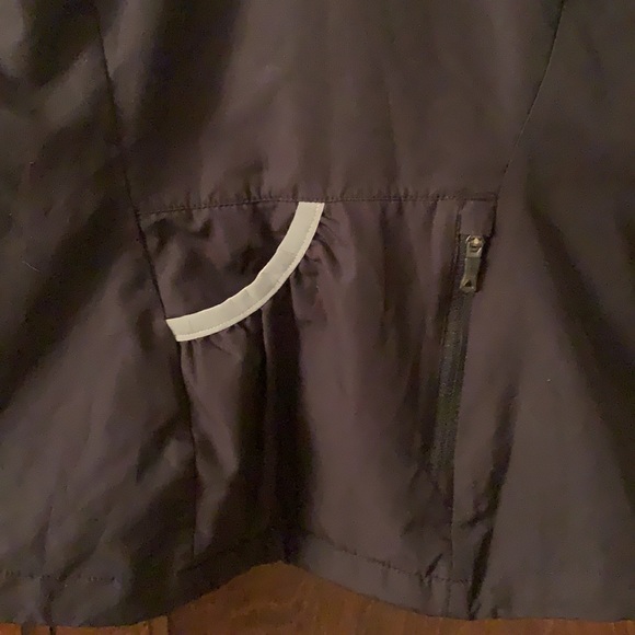 The north face front zip with two front pockets and functional back pocket. - Picture 5 of 6